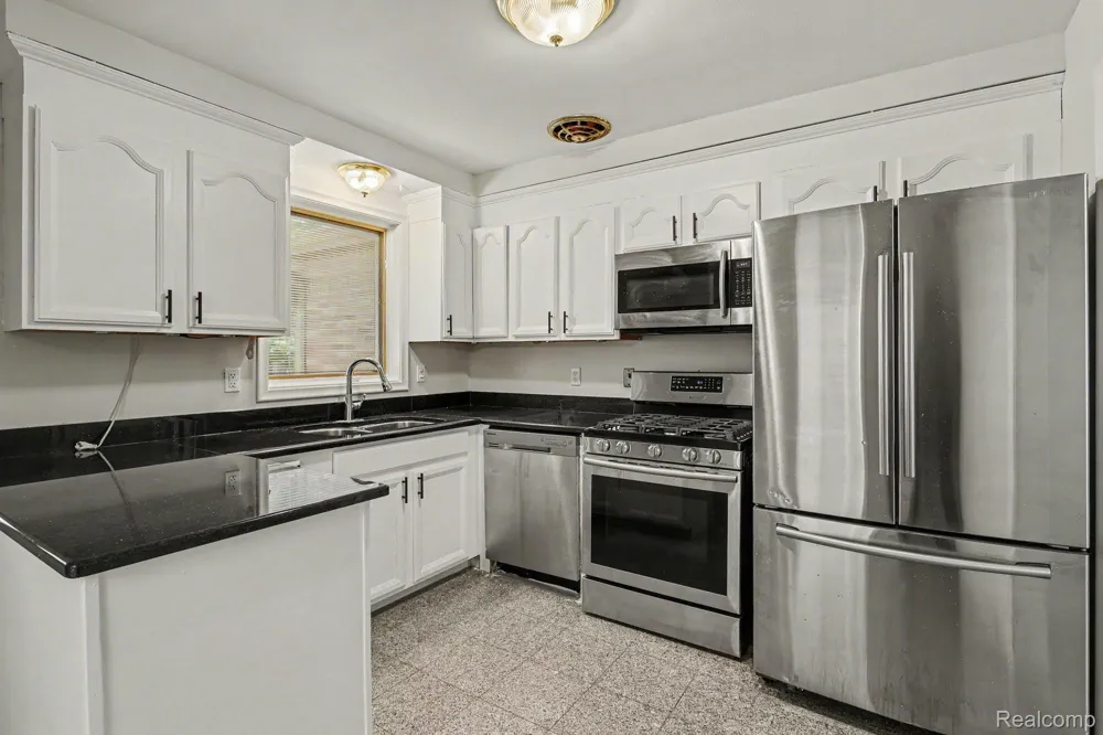 2360 Pineview West Bloomfield Charter Township, MI 48324