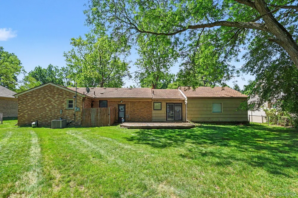 2360 Pineview West Bloomfield Charter Township, MI 48324