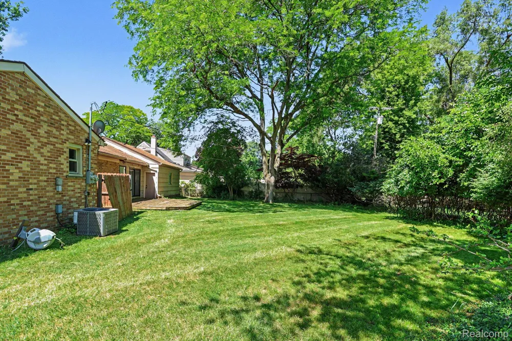 2360 Pineview West Bloomfield Charter Township, MI 48324