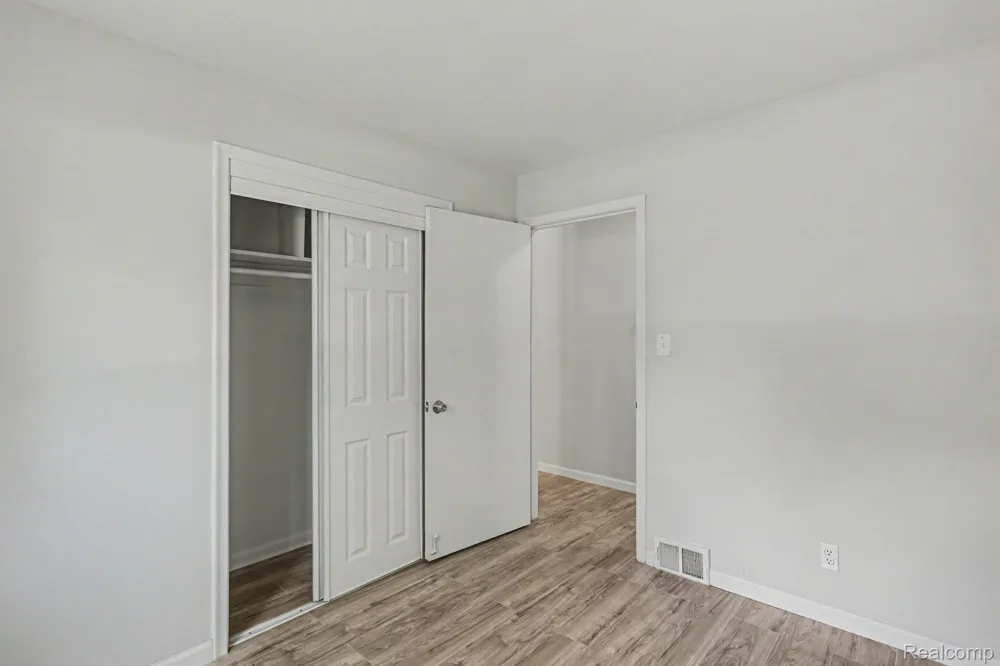 2360 Pineview West Bloomfield Charter Township, MI 48324