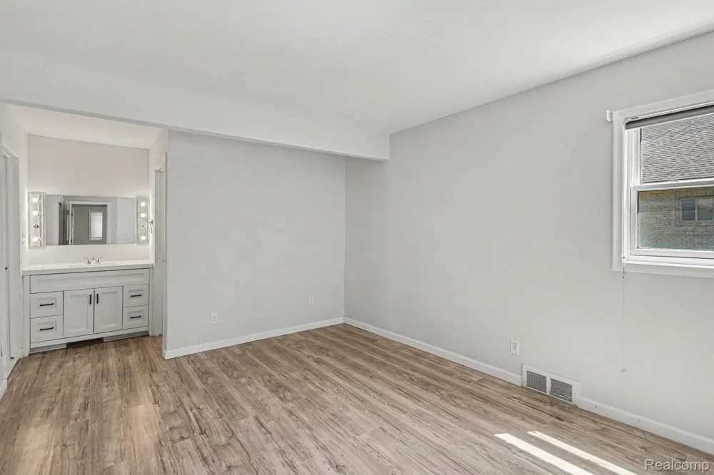 2360 Pineview West Bloomfield Charter Township, MI 48324