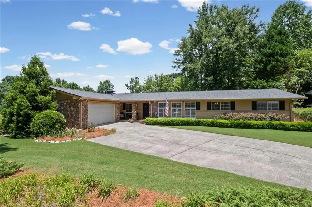 2730 Fontainebleau Drive Dunwoody, GA 30360