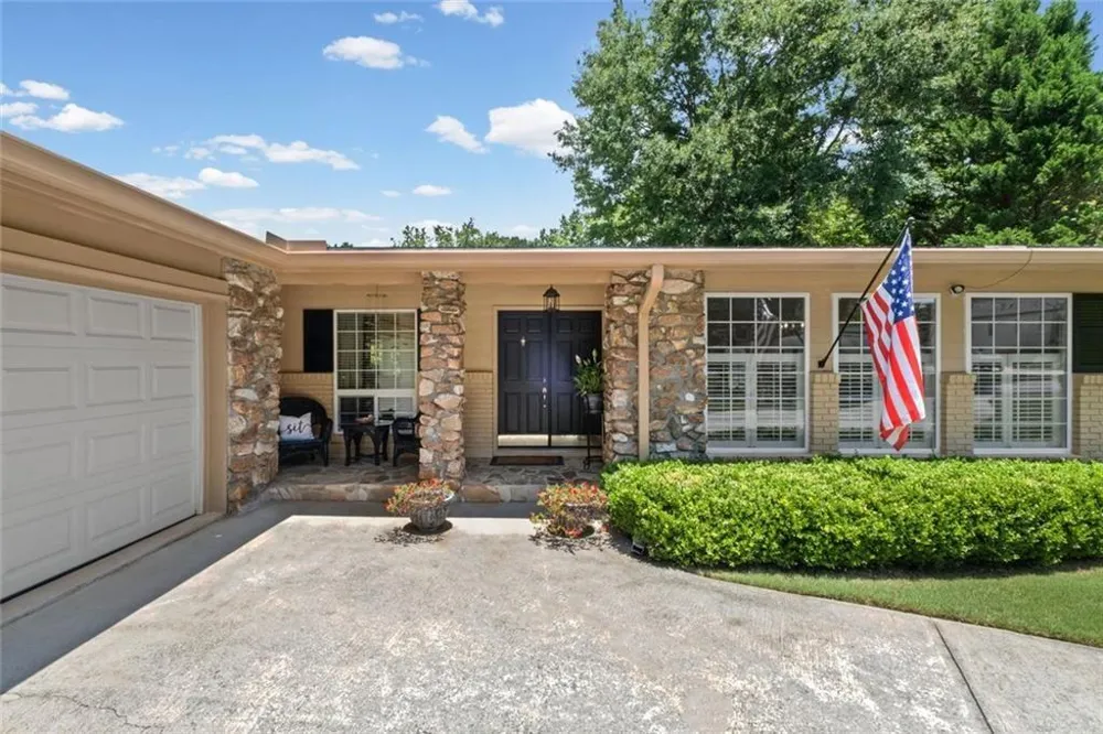 2730 Fontainebleau Drive Dunwoody, GA 30360