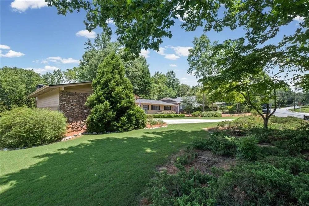 2730 Fontainebleau Drive Dunwoody, GA 30360