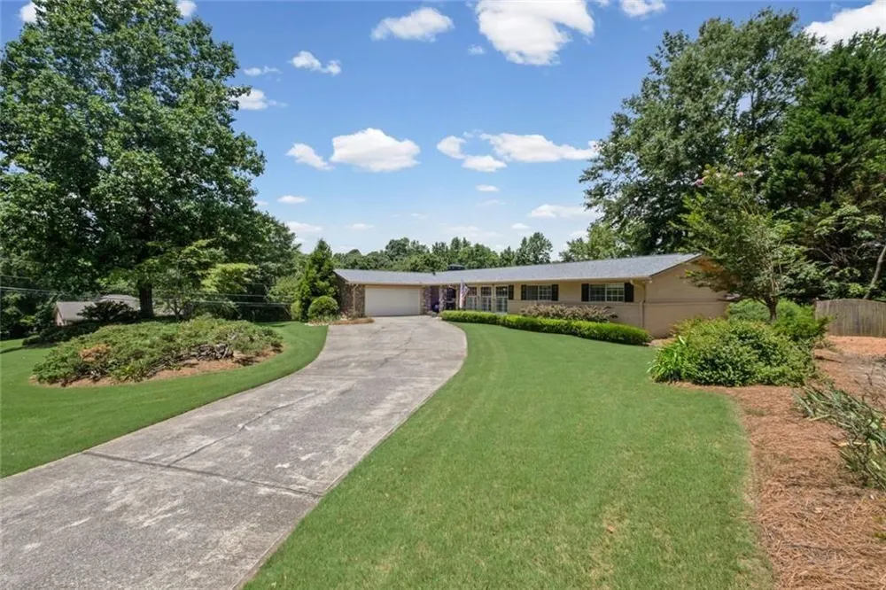 2730 Fontainebleau Drive Dunwoody, GA 30360