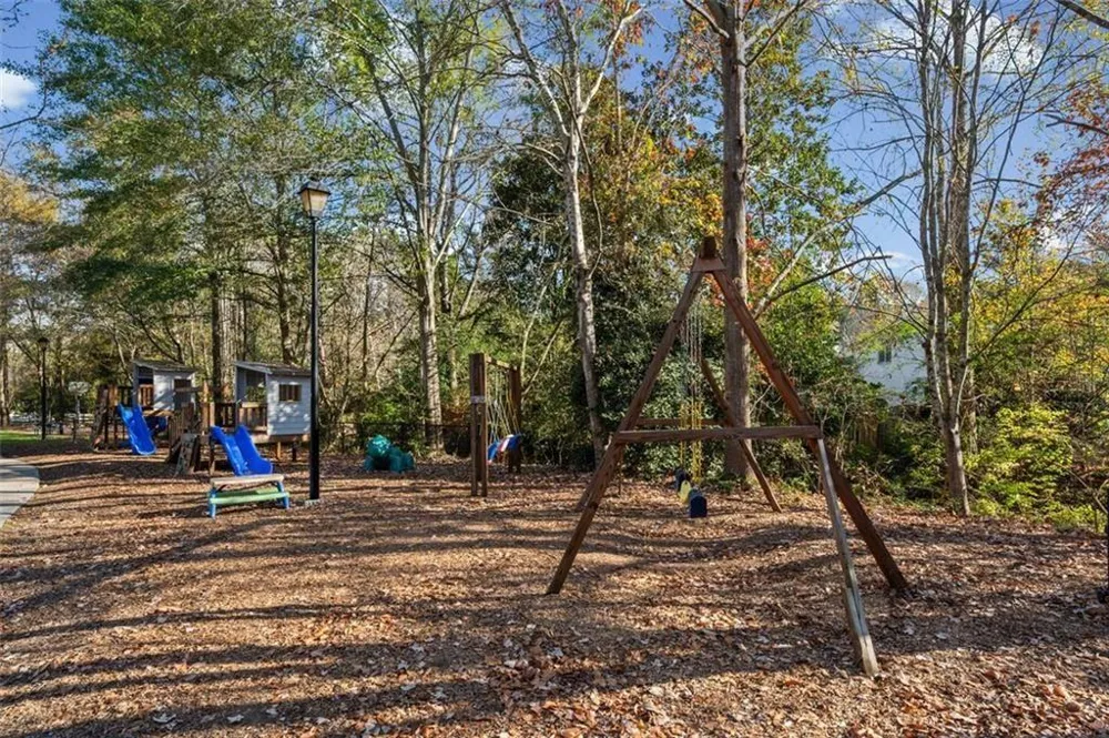 2730 Fontainebleau Drive Dunwoody, GA 30360