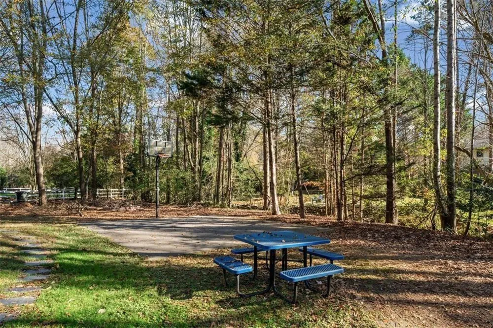 2730 Fontainebleau Drive Dunwoody, GA 30360