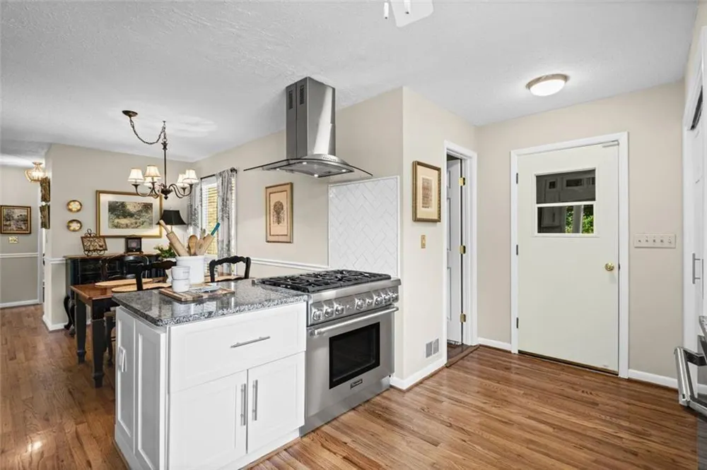 2730 Fontainebleau Drive Dunwoody, GA 30360