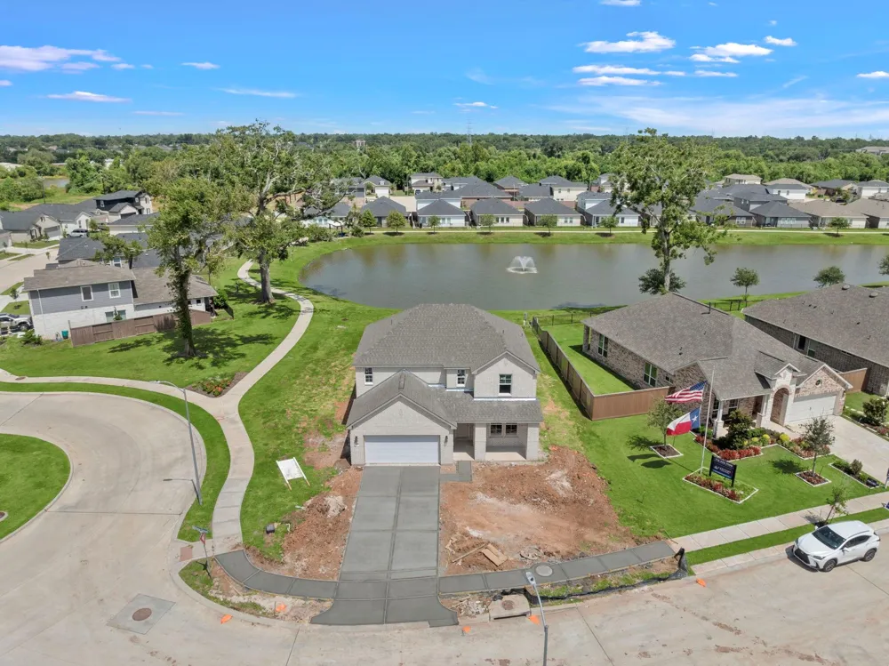 107 Lake Woodshore Court Clute, TX 77531