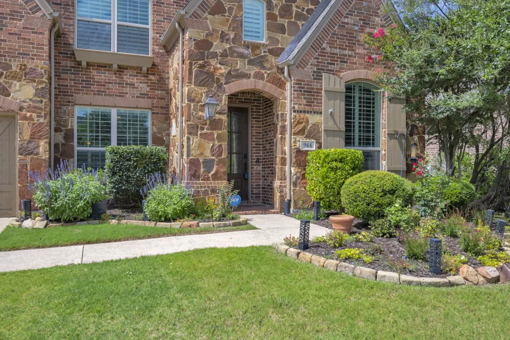 944 Highpoint Way Roanoke, TX 76262