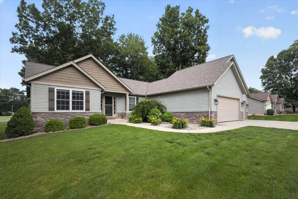 69914 Roy Drive Edwardsburg, MI 49112