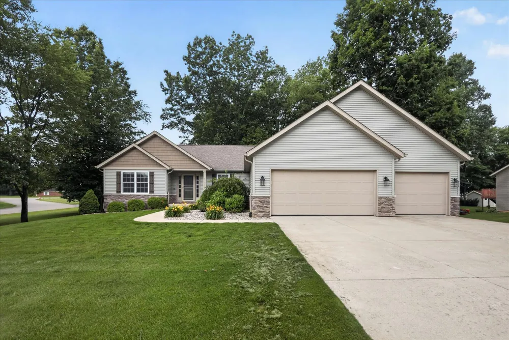 69914 Roy Drive Edwardsburg, MI 49112