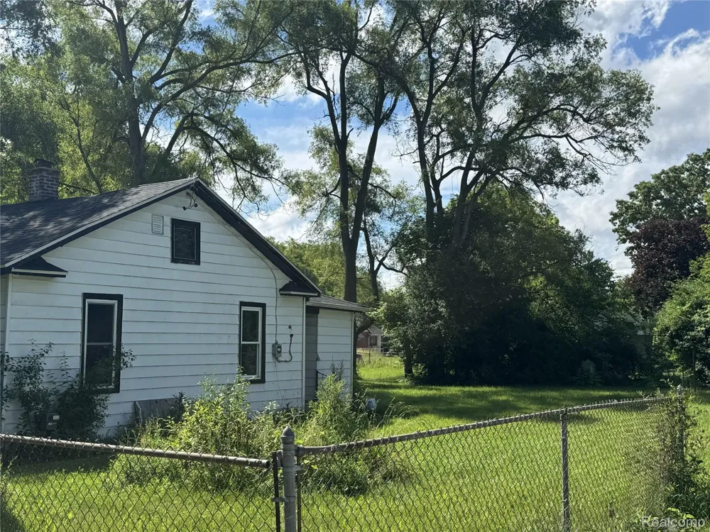 2418 Morris Street Saginaw City, MI 48601