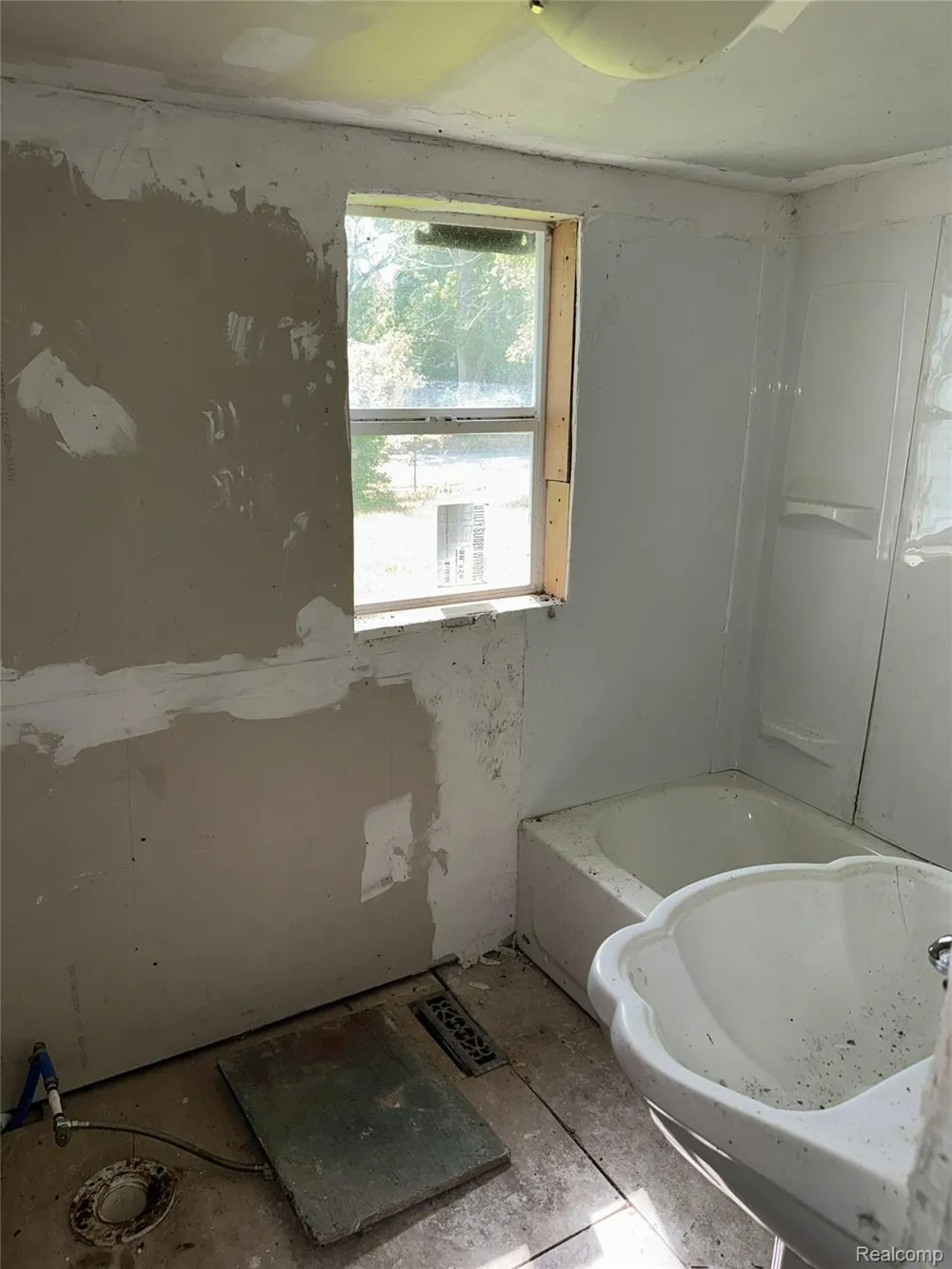 2418 Morris Street Saginaw City, MI 48601