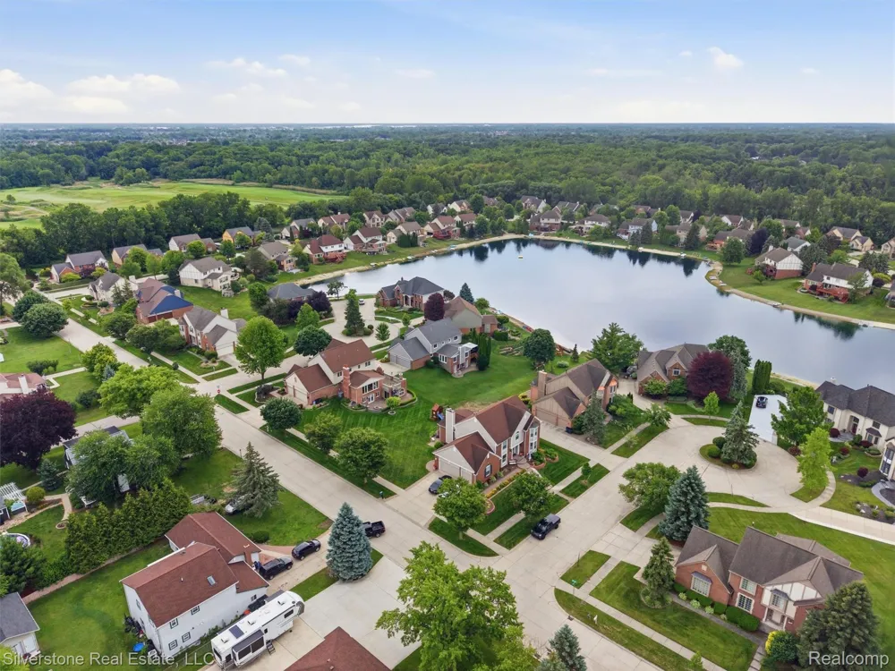 6577 Edith Court Troy City, MI 48085