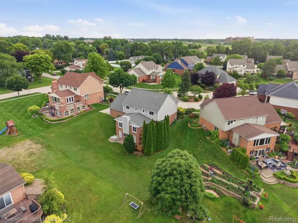 6577 Edith Court Troy City, MI 48085