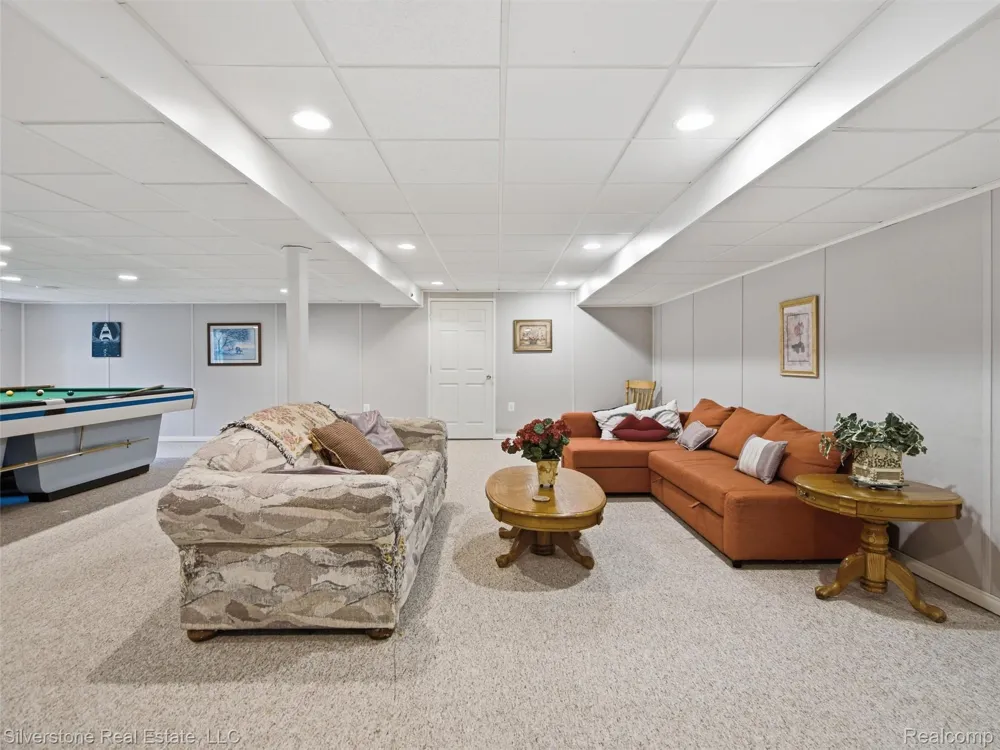 6577 Edith Court Troy City, MI 48085