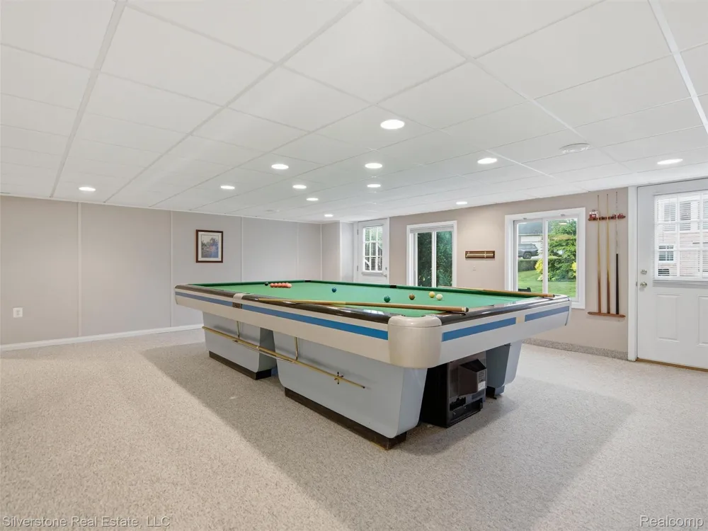 6577 Edith Court Troy City, MI 48085