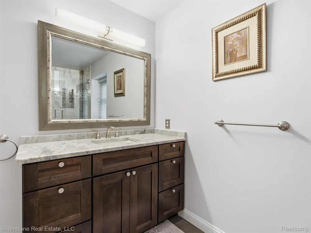 6577 Edith Court Troy City, MI 48085