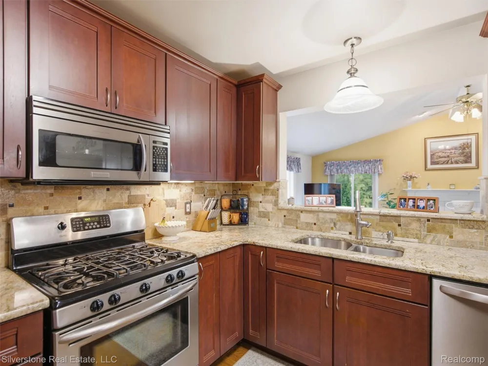 6577 Edith Court Troy City, MI 48085