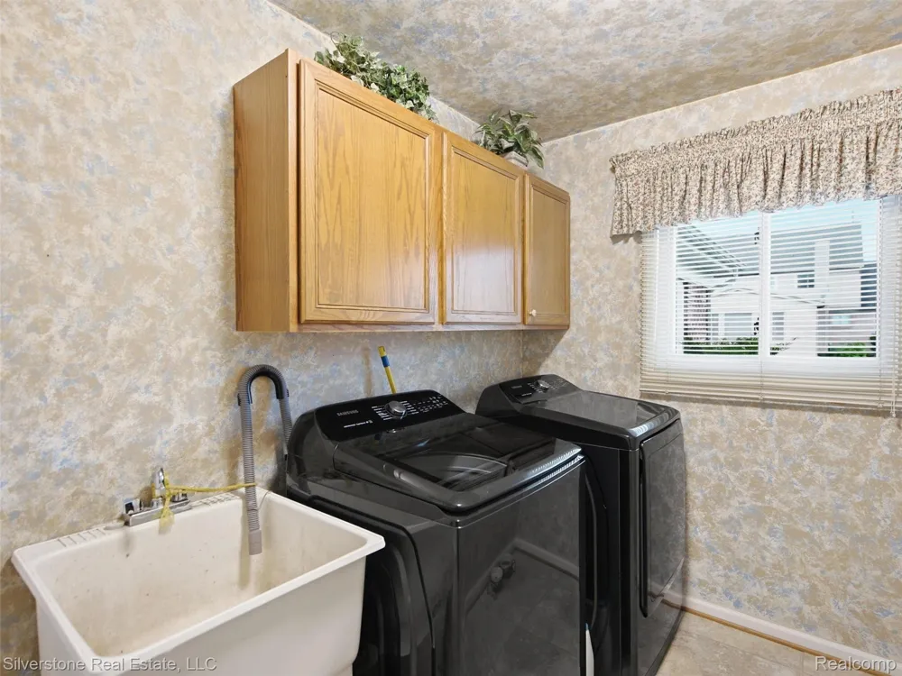 6577 Edith Court Troy City, MI 48085
