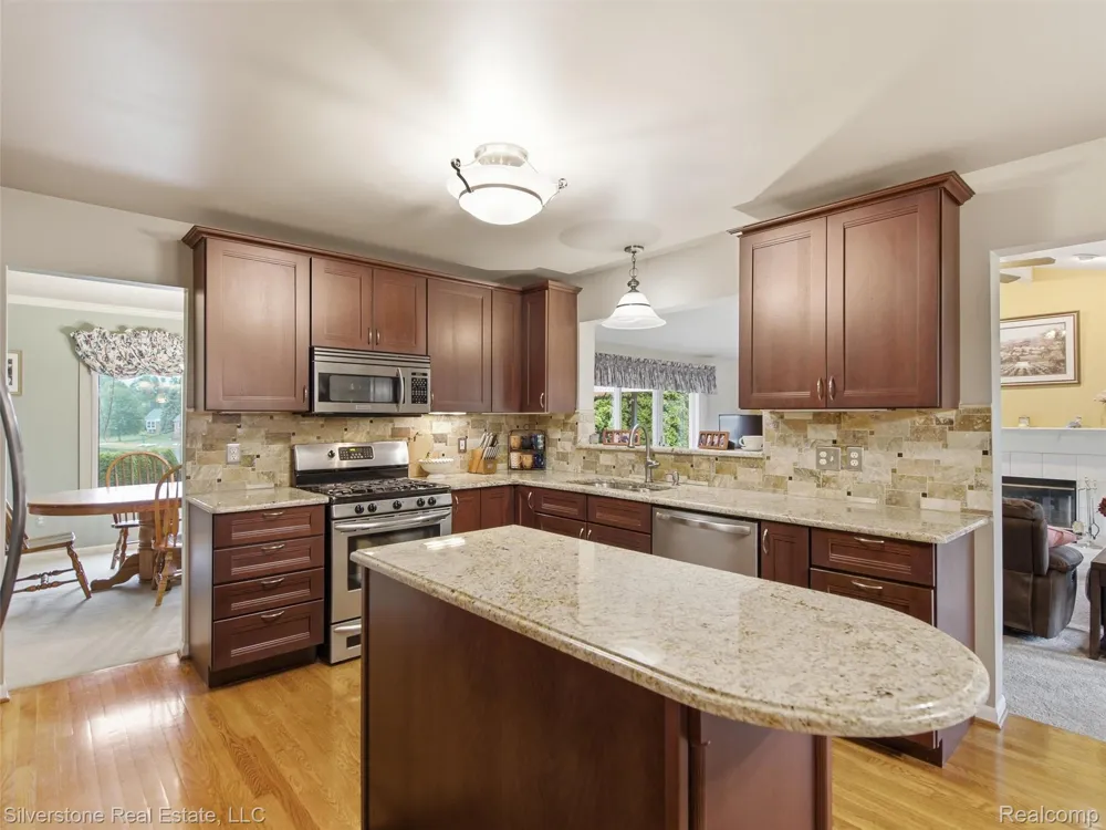 6577 Edith Court Troy City, MI 48085
