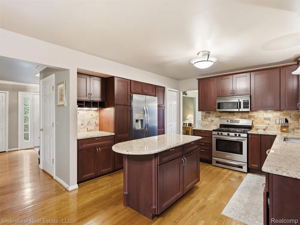 6577 Edith Court Troy City, MI 48085