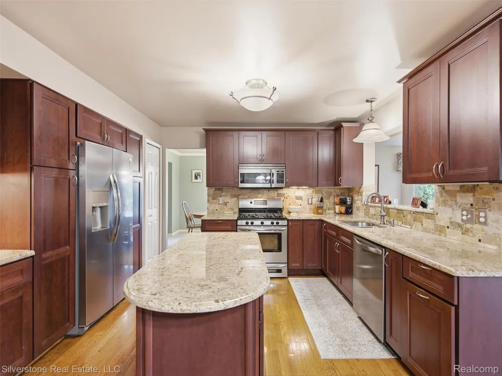 6577 Edith Court Troy City, MI 48085