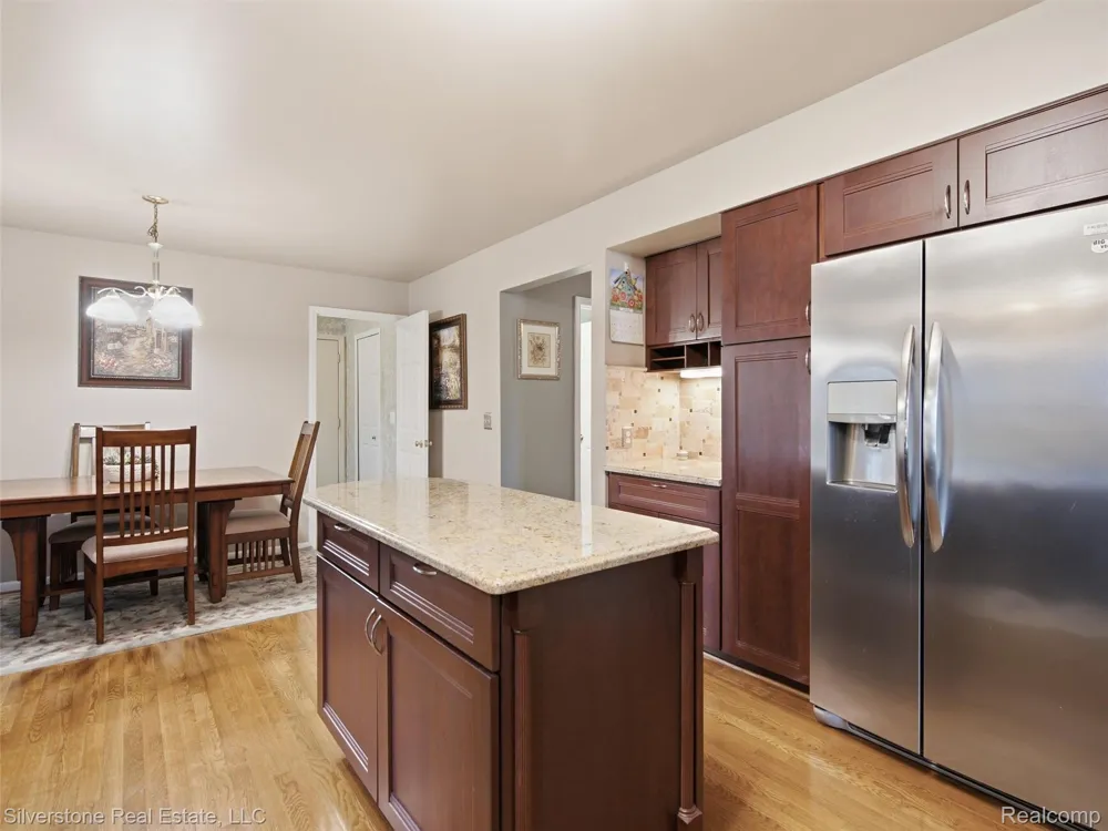 6577 Edith Court Troy City, MI 48085