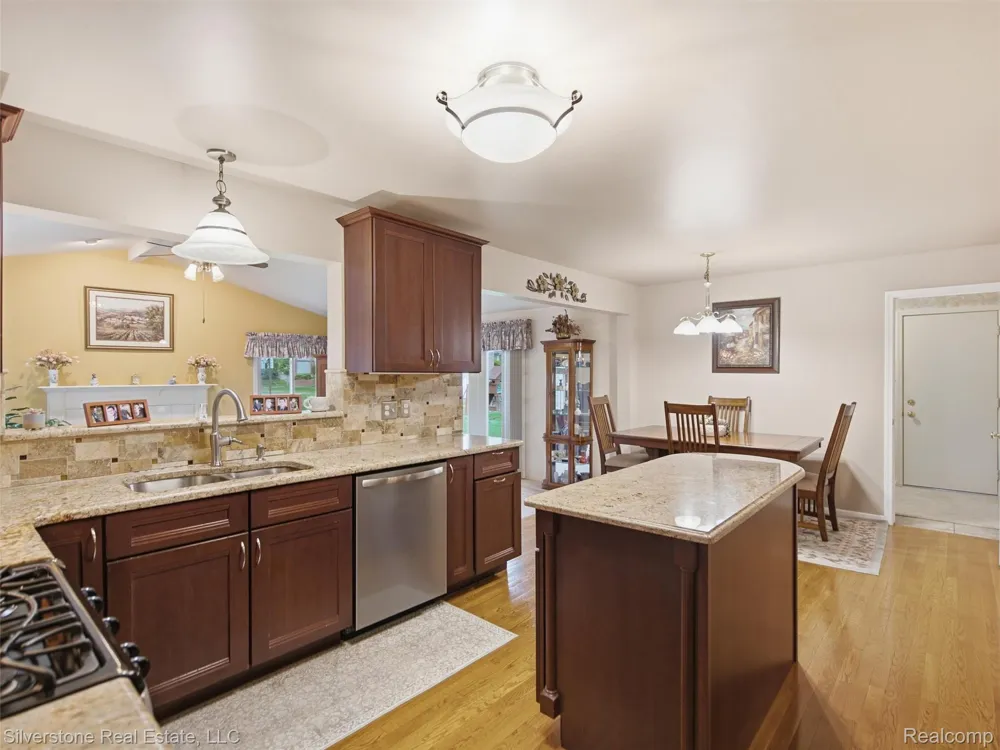 6577 Edith Court Troy City, MI 48085