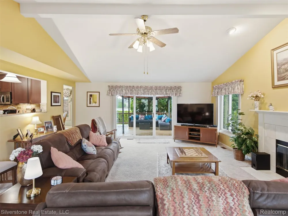 6577 Edith Court Troy City, MI 48085