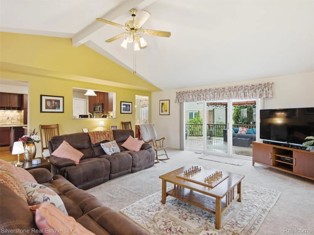 6577 Edith Court Troy City, MI 48085