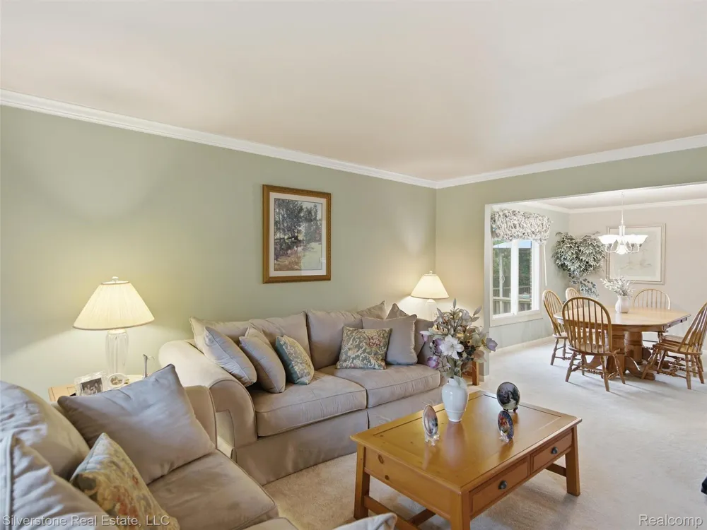 6577 Edith Court Troy City, MI 48085