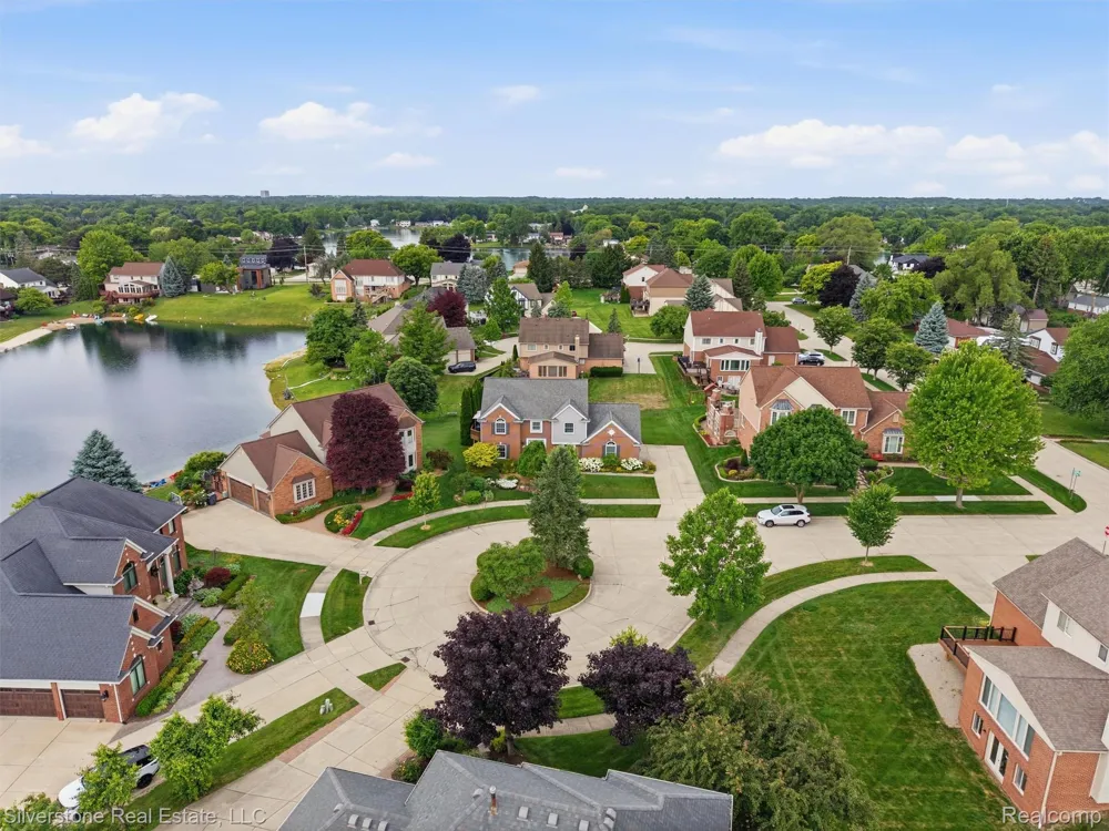 6577 Edith Court Troy City, MI 48085
