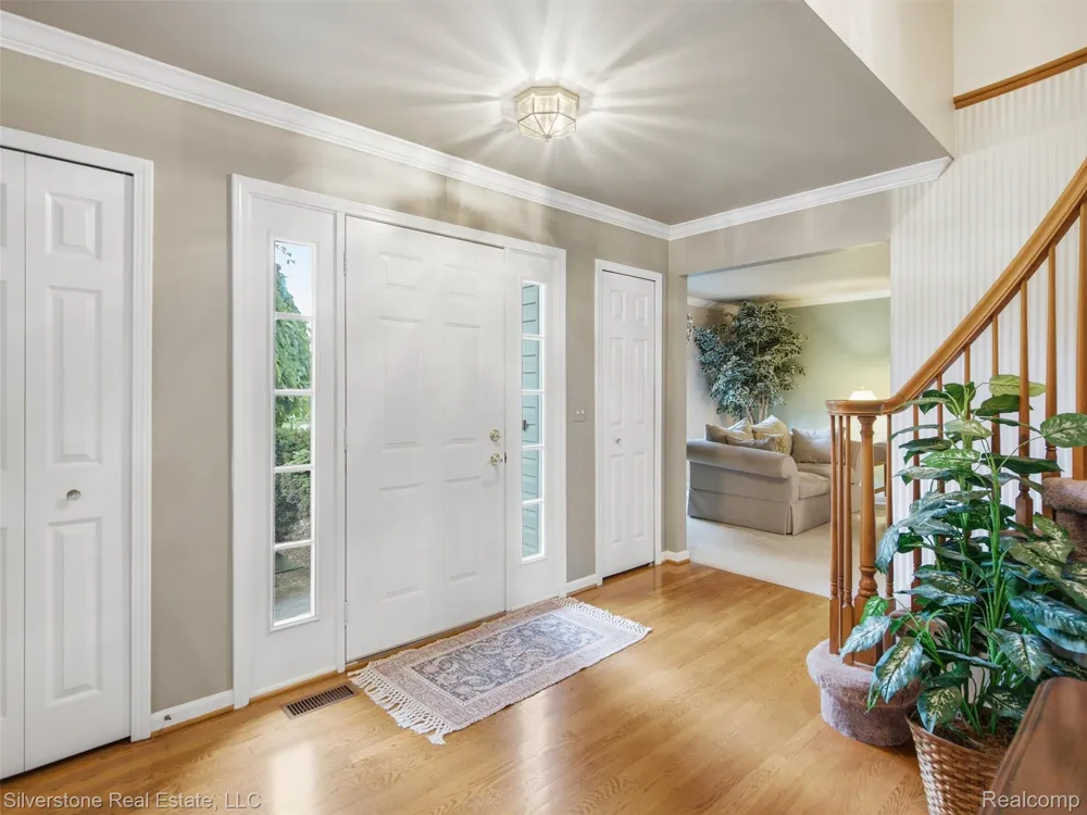 6577 Edith Court Troy City, MI 48085