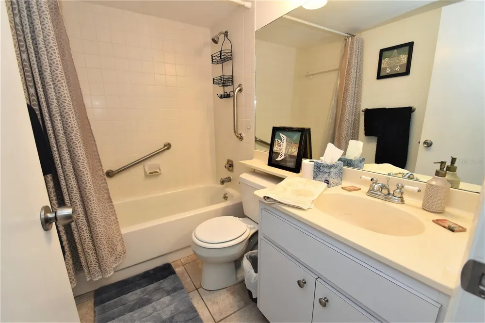 1712 GLENHOUSE DRIVE #GL417 Sarasota, FL 34231