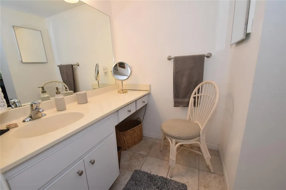 1712 GLENHOUSE DRIVE #GL417 Sarasota, FL 34231
