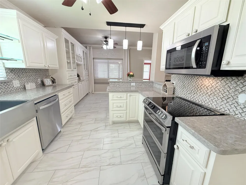 205 Peppermint Drive Lake Jackson, TX 77566