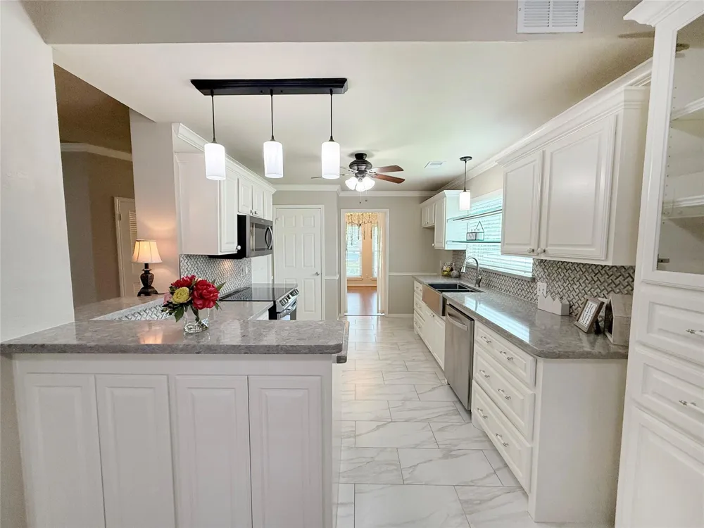 205 Peppermint Drive Lake Jackson, TX 77566