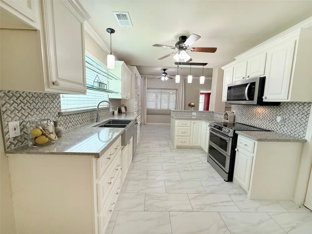 205 Peppermint Drive Lake Jackson, TX 77566