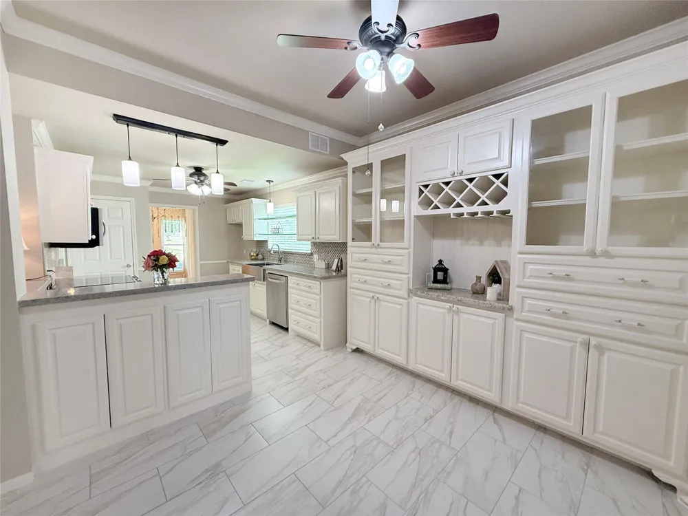 205 Peppermint Drive Lake Jackson, TX 77566