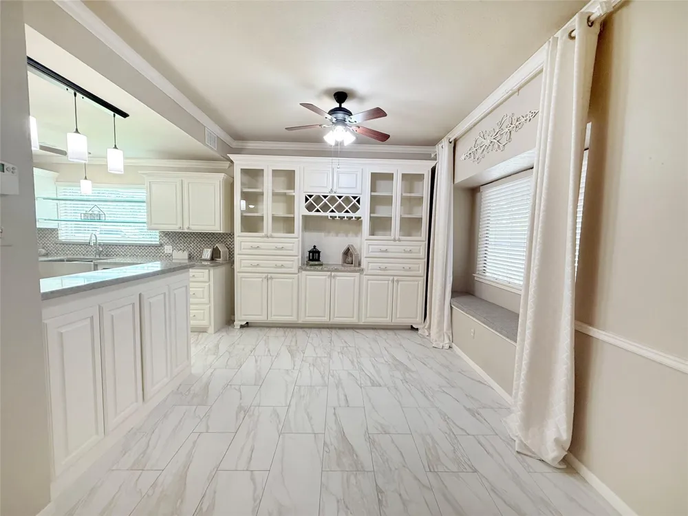 205 Peppermint Drive Lake Jackson, TX 77566