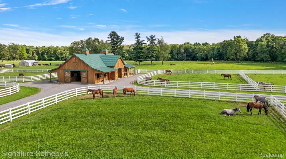 3915 McGinnis Road Groveland Township, MI 48442
