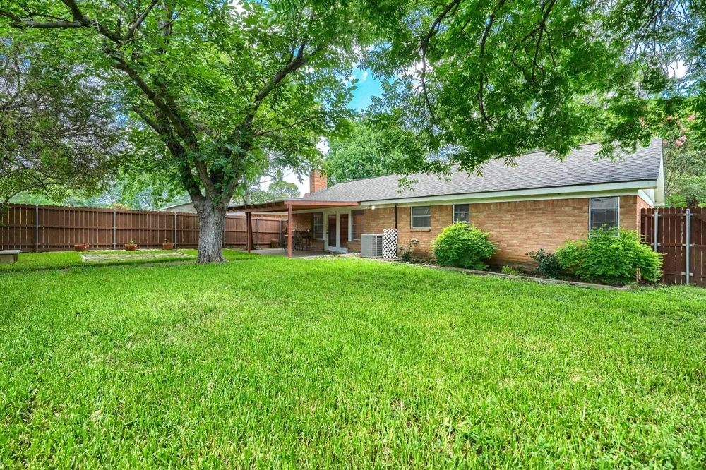 821 Prestwick Street Bedford, TX 76022