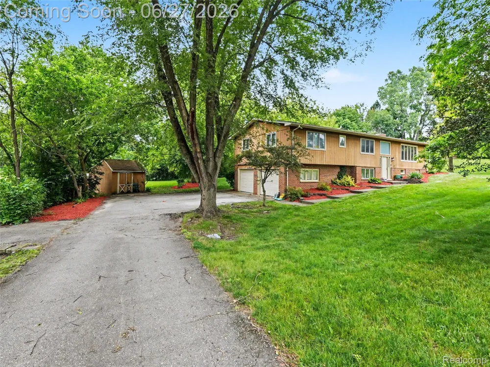 8614 Meadowland Court York Charter Township, MI 48176