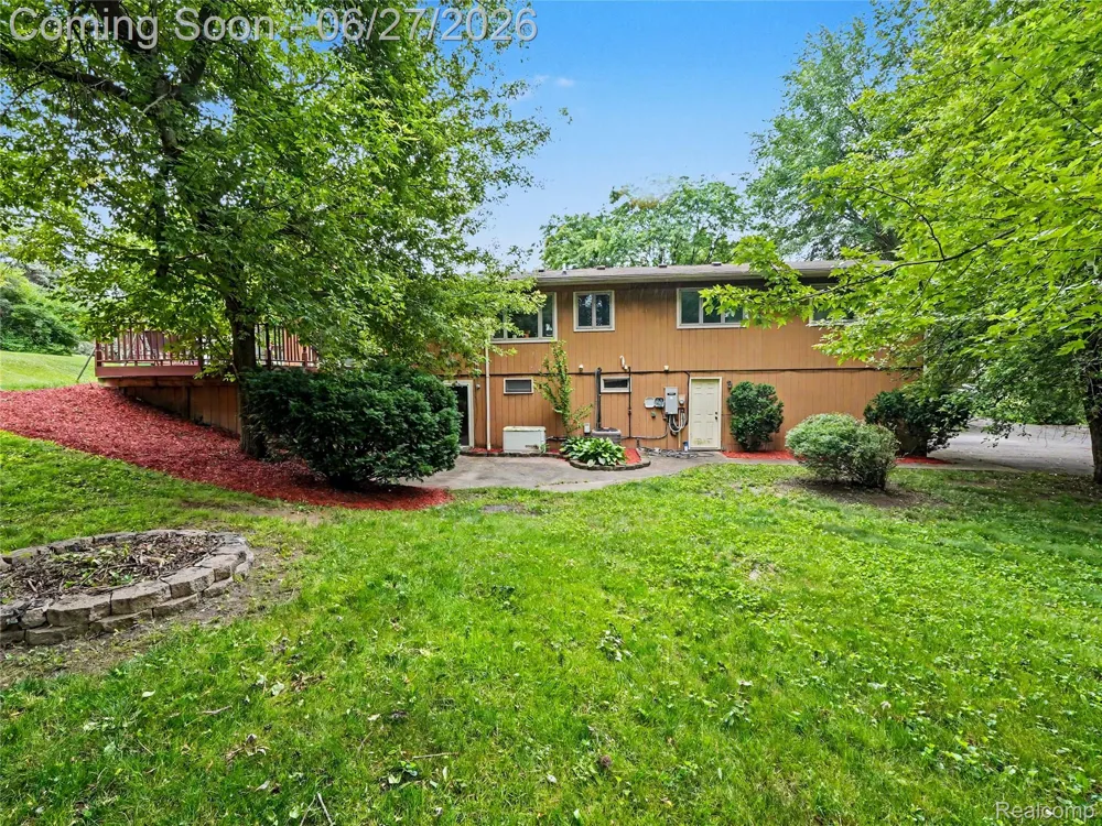 8614 Meadowland Court York Charter Township, MI 48176