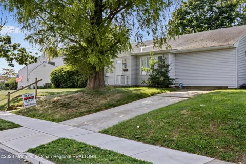 988 Woodgate Avenue