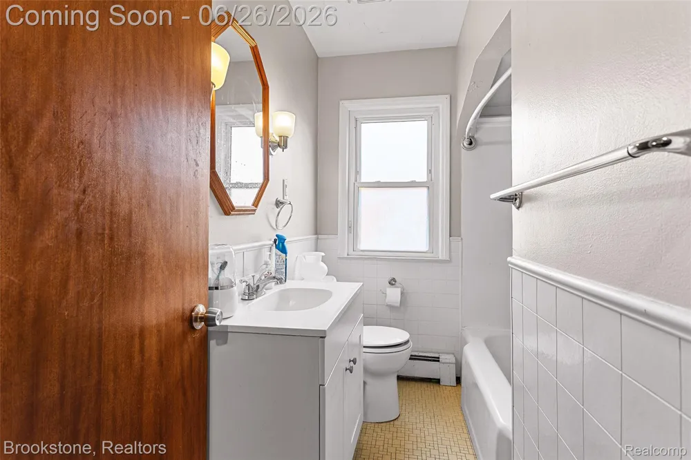 25141 Burt Center Line City, MI 48015