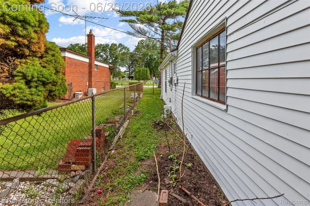 25141 Burt Center Line City, MI 48015
