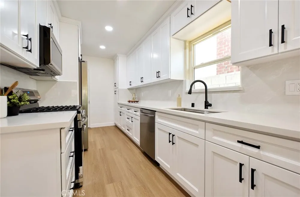 8147 Aldea Avenue Lake Balboa, CA 91406